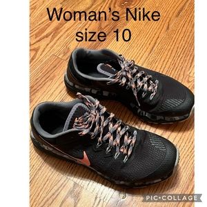 Black Nike Tennis Shoes